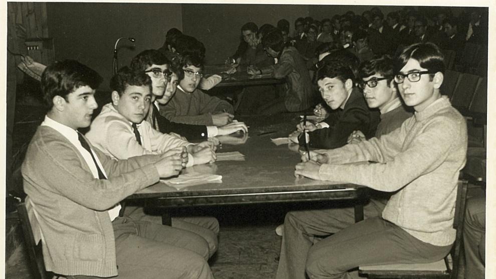 Grupo de estudiantes de 1967. El director del colegio les pidió que escribieran su primera carta a casa y que dijeran que estaban bien, según recuerda González Baragaña.