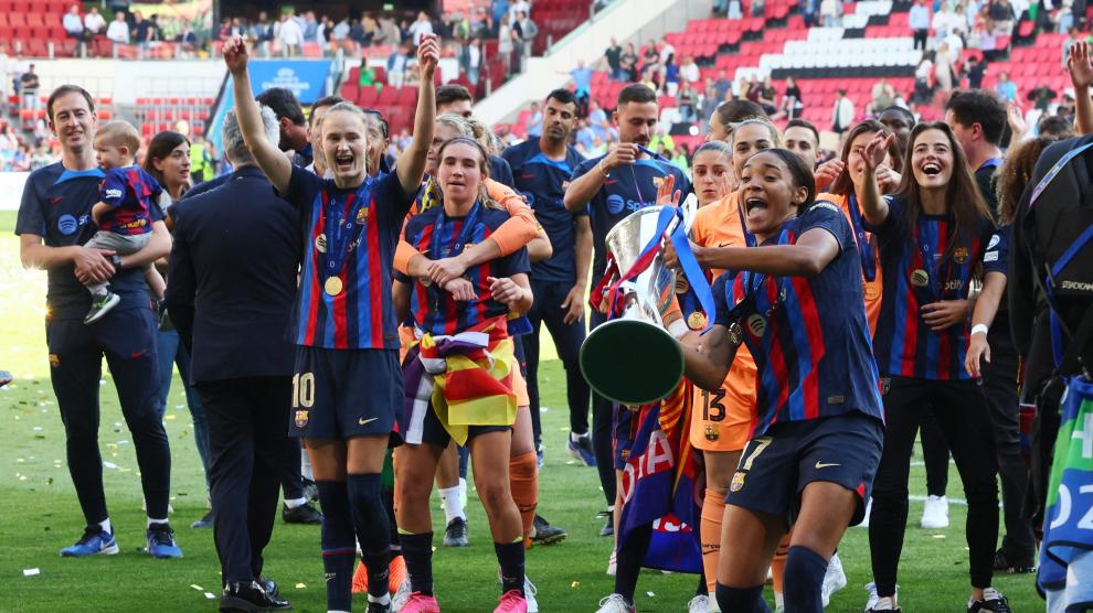 Soccer Football - Women's Champions League - Final - FC Barcelona v VfL Wolfsburg - Philips Stadion, Eindhoven, Netherlands - June 3, 2023 VfL Wolfsburg's Kathrin Hendrich in action with FC Barcelona's Salma Paralluelo REUTERS/Yves Herman SOCCER-CHAMPIONS-FCB-WOB/PREVIEW