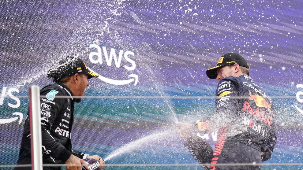 Hamilton baña a su compañero de equipo, Verstappen, ganador de la carrera en Barcelona