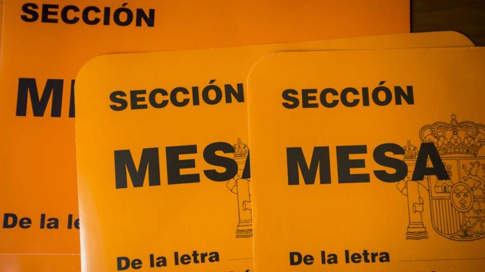 Mesa electoral durante las elecciones en Zaragoza.