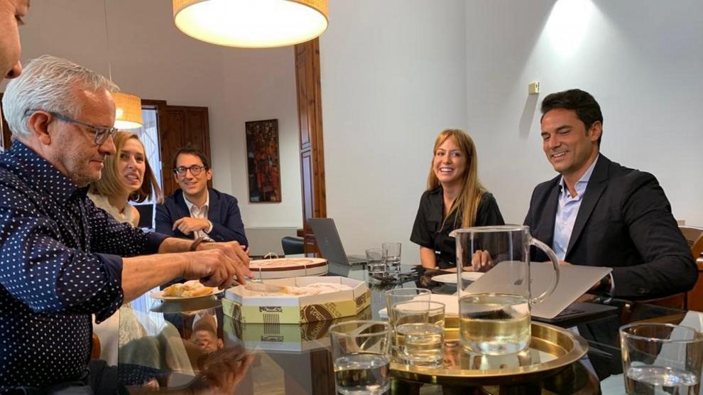 El consejero de Modelo Económico, Turismo y Trabajo en funciones, Iago Negueruela, con los responsables de Ryanair y de la Asociación de de panaderos y pasteleros de Baleares.