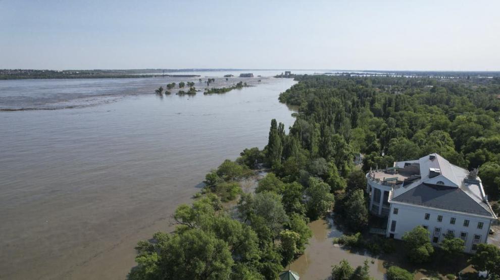 Emergencia por la destrucción de la presa de Kajovka en el sur de Ucrania