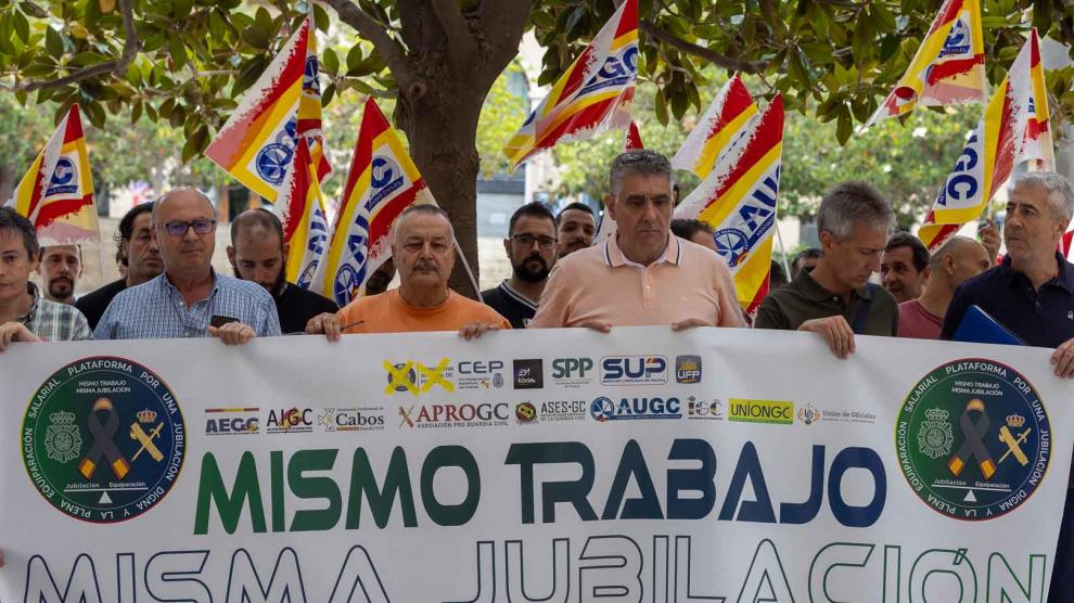 Un momento de la concentración frente a la Delegación del Gobierno de España en Zaragoza