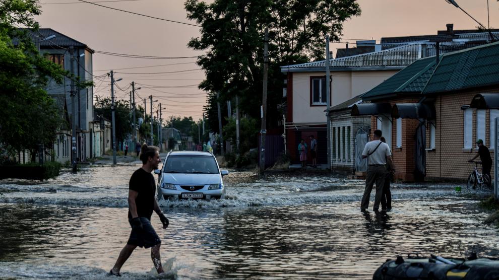 Un hombre camina por una calle inundada de Jersón.
