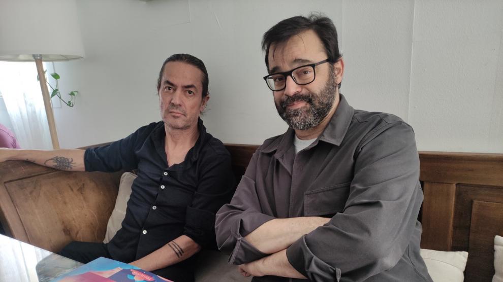 Pedro Andreu y Pablo Ferrer, en el café Le Petit Coin, con la nueva colección de cuentos infantiles.