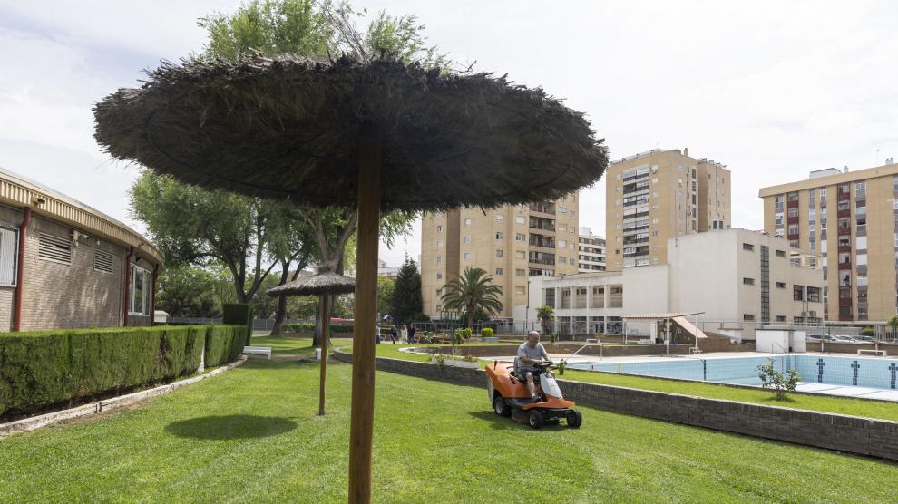 La operación permitirá trasvasar el agua de la piscina cubierta al vaso exterior