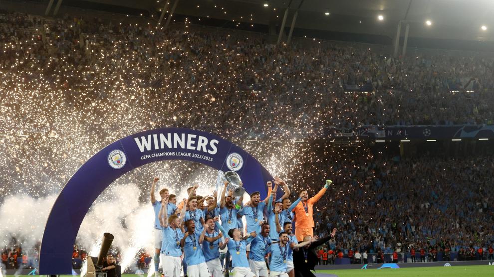 Soccer Football - Champions League Final - Manchester City v Inter Milan - Ataturk Olympic Stadium, Istanbul, Turkey - June 11, 2023 Manchester City players celebrate with the trophy after winning the Champions League REUTERS/Molly Darlington SOCCER-CHAMPIONS-MCI-INT/REPORT