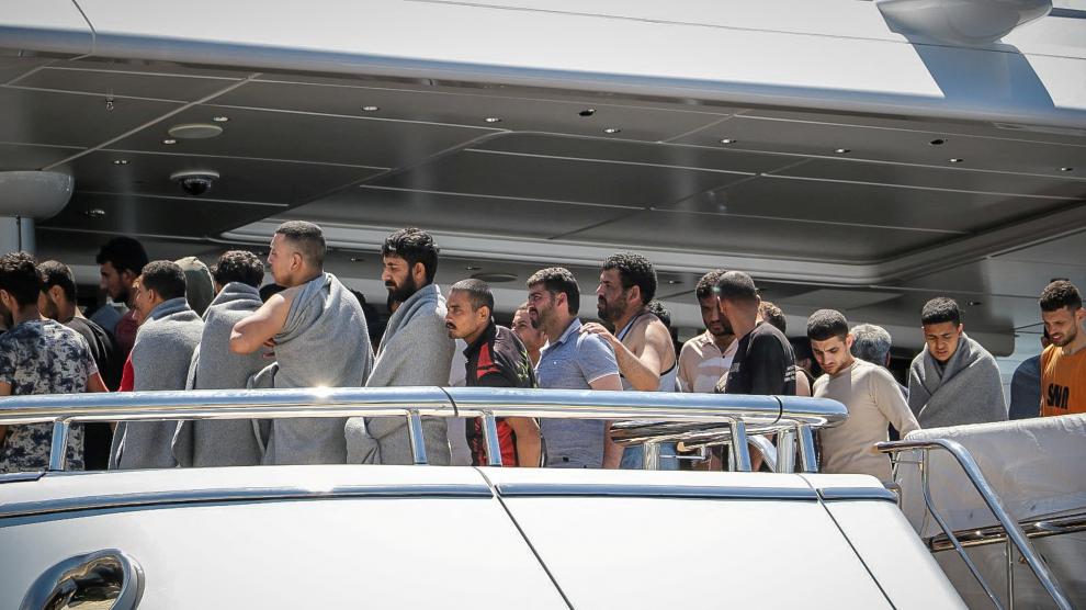 Migrants arrive at the port of Kalamata, following a rescue operation, after their boat capsized at open sea, in Kalamata, Greece, June 14, 2023. Eurokinissi via REUTERS ATTENTION EDITORS - THIS IMAGE HAS BEEN SUPPLIED BY A THIRD PARTY. NO RESALES. NO ARCHIVES. NO EDITORIAL USE IN GREECE. EUROPE-MIGRANTS/GREECE-SHIPWRECK