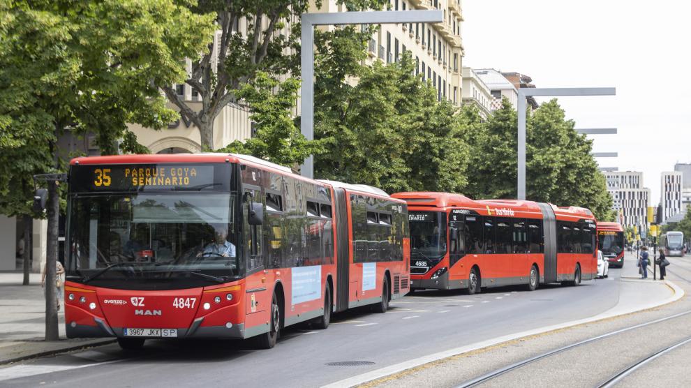 Varios autobuses a su paso por el paseo de la Independencia de Zaragoza, junto a la línea del tranvía.