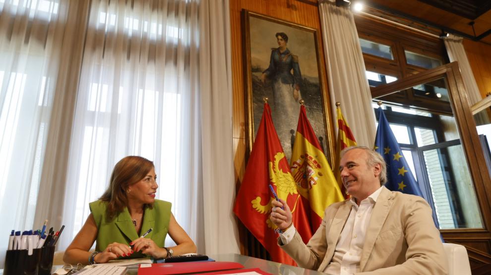 Natalia Chueca y Jorge Azcón, en su relevo al frente de la Alcaldía de Zaragoza