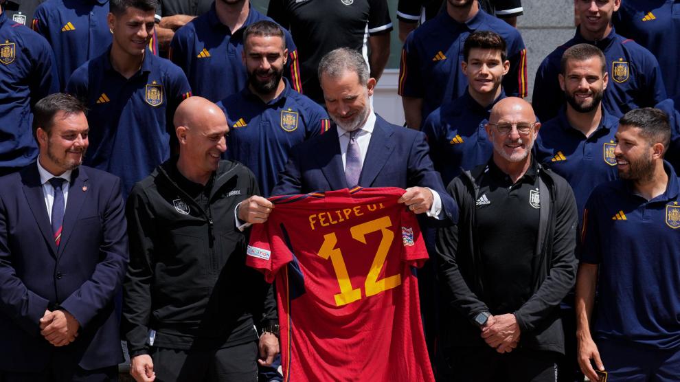penitencia altavoz Personificación El Rey Felipe VI recibe a la selección española tras la conquista de la  Liga de Naciones