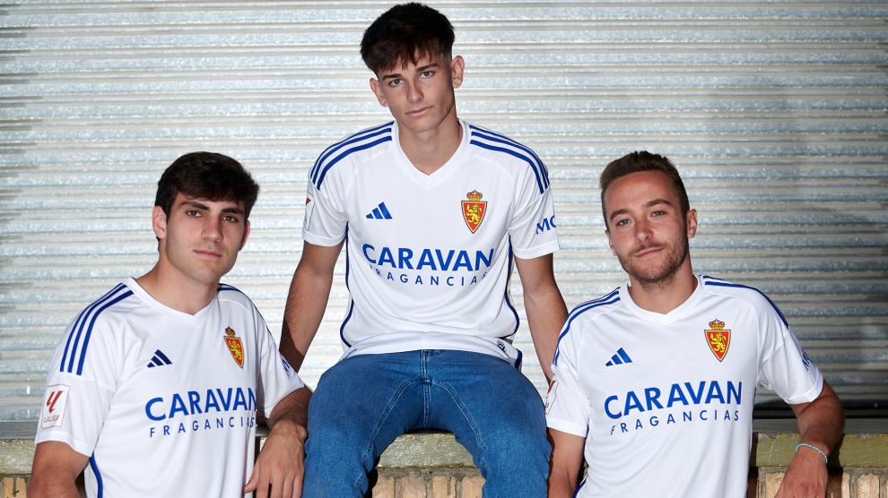 El Real Zaragoza presenta la camiseta 'blanquilla' de la próxima temporada