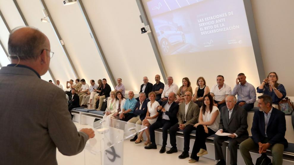 Foto del debate abierto sobre las estaciones de servicio en la sede de Mobility City de Zaragoza