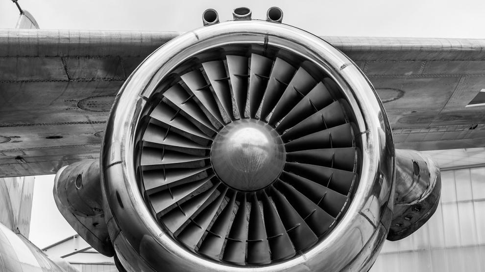 Muere un trabajador de un aeropuerto de Texas succionado por el motor de un  avión