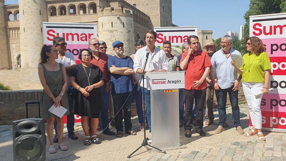 El candidato de Sumar al Congreso por Zaragoza, Jorge Pueyo, con parte de los firmantes del manifiesto, este lunes.