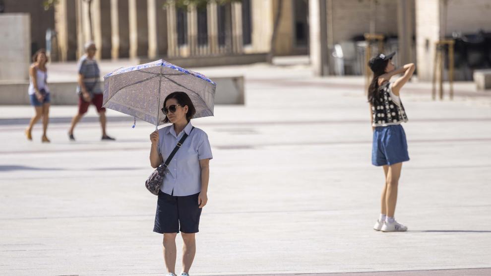 Sombrillas o paraguas para protegerse del sol en la plaza del Pilar