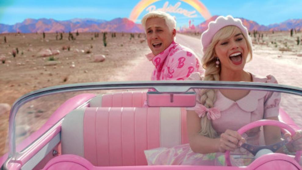 Margot Robbie y Ryan Gosling, caracterizados como Barbie y Ken en 'Barbie'.