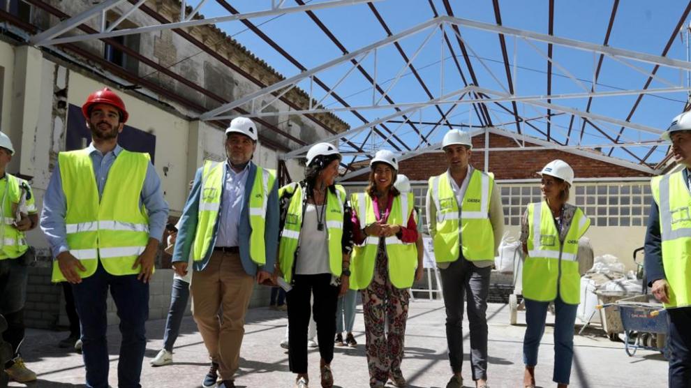 La alcaldesa de Zaragoza, Natalia Chueca, en el pabellón de San Juan de Mozarrifar.