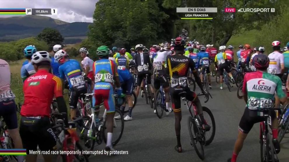 Los ciclistas participantes en el Mundial de ciclismo en ruta se vieron obligados a parar temporalmente debido a la protesta de un grupo ambientalista.