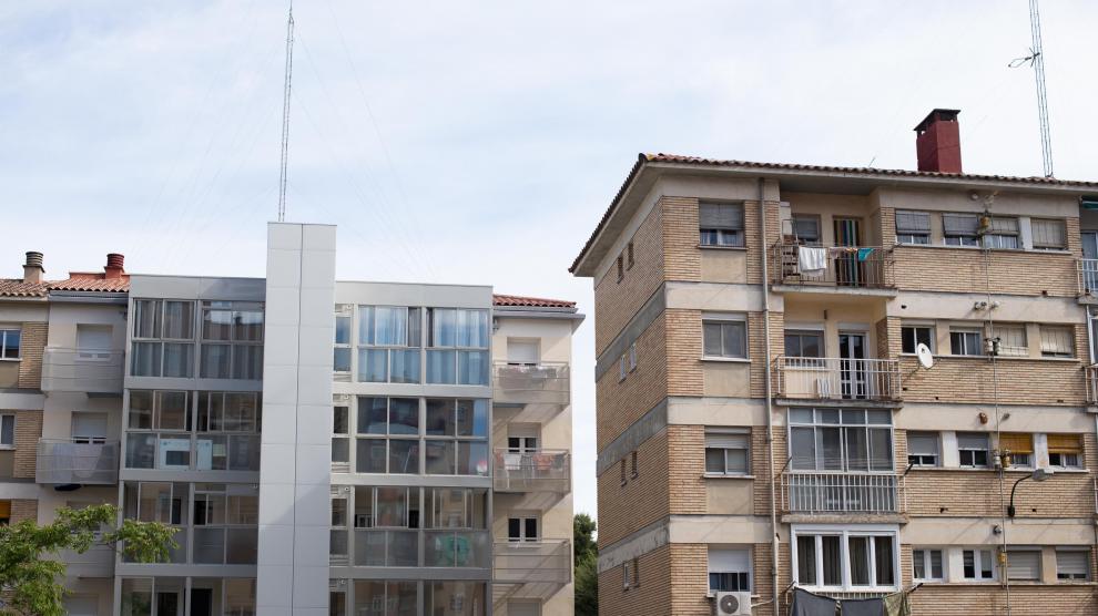 Bloques de viviendas en Balsas de Ebro Viejo. A la izquierda, uno ya rehabilitado.