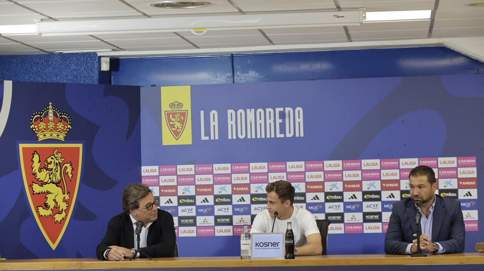 Presentación de Germán Valera, nuevo jugador del Real Zaragoza, junto con Raúl Sanllehí y Juan Carlos Cordero