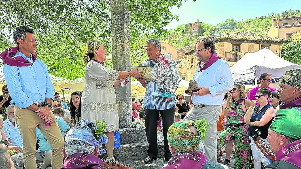 La alcaldesa y el ex alcalde, junto al presidente de la Comarca en el homenaje a José María Cabrero