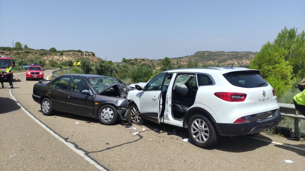 Los dos vehículos implicados en el accidente han chocado frontalmente.