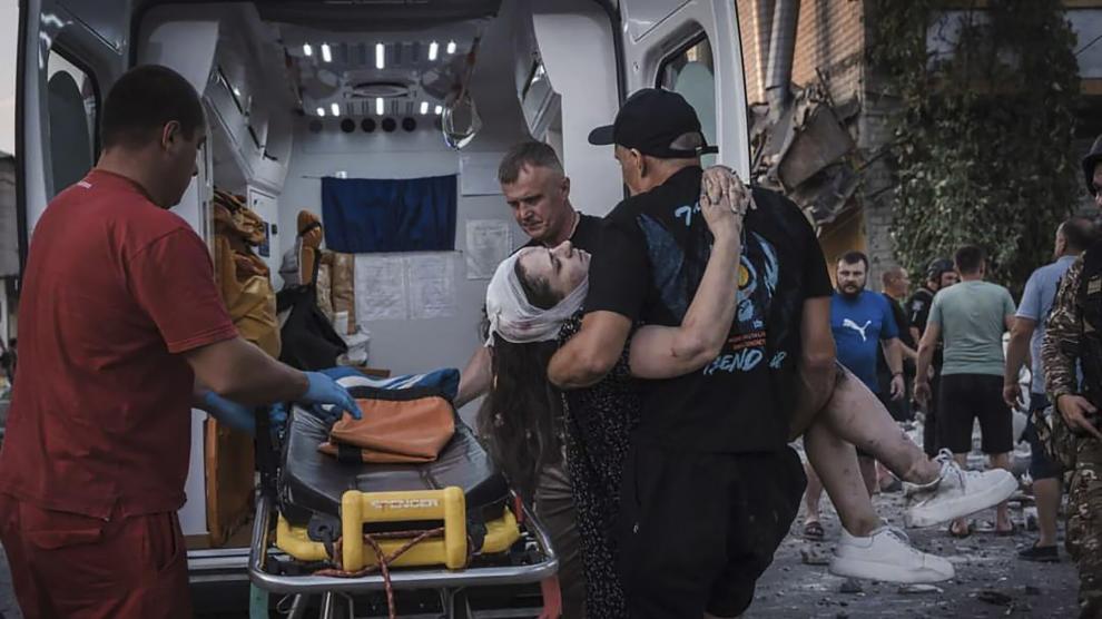 Una mujer es trasladada a una ambulancia tras un ataque ruso en Pokrovsk, donde se utilizó la táctica del ‘double tap’.