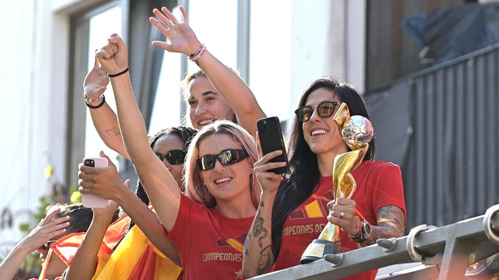 Las futbolistas Alexia Putellas y Jennifer Hermoso tras ser campeonas del mundo.
