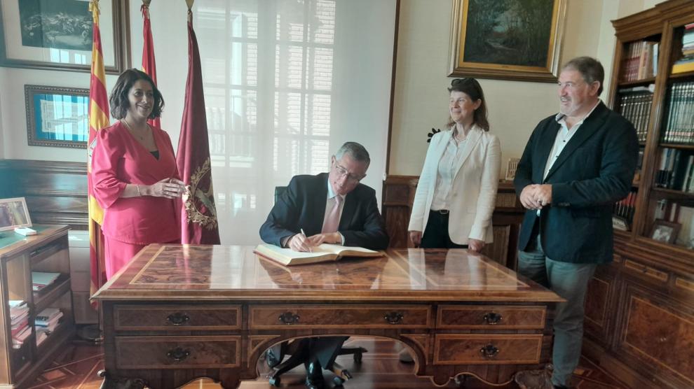 Blasco, firmando en el Libro de Oro de la Ciudad junto a la alcaldesa y los concejales Ana Oliván y Juan Carlos Cruzado.