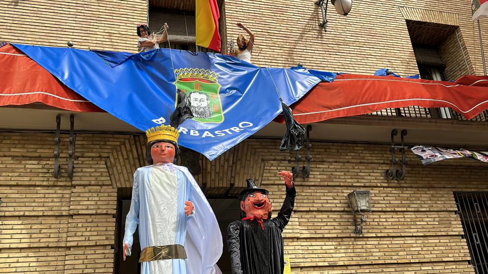 Los dos nuevos gigantes de la comparsa de Barbastro.