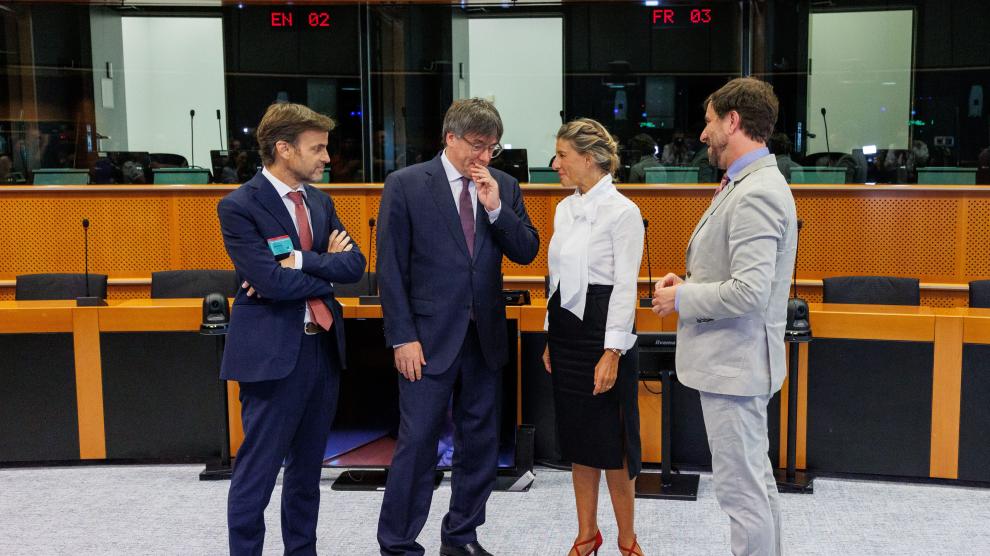 Reunión de Yolanda Díaz y Carles Puigdemont en una sala del Parlamento Europeo en Bruselas