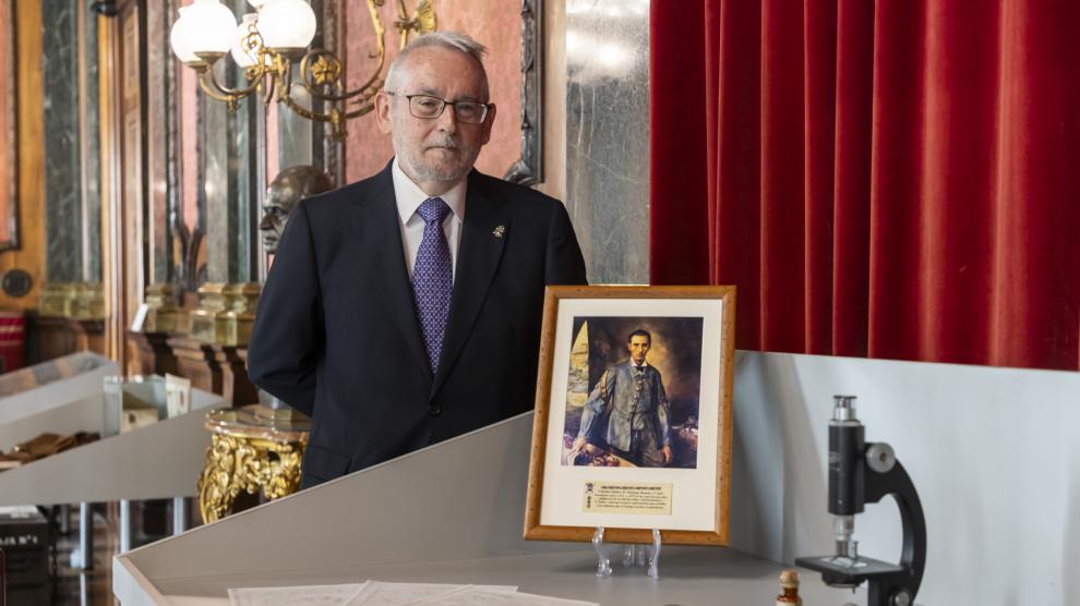 El coronel médico Luis Alcarazo, en la exposición sobre Santiago Ramón y Cajal, en la antigua Capitanía, que estará abierta hasta el próximo domingo día 24.