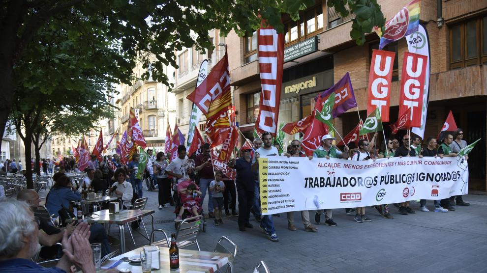 Imagen de la manifestación convocada el 4 de mayo, el día de la primera huelga de trabajadores del Ayuntamiento de Huesca en protesta por la pérdida del complemento de antigüedad declarado ilegal.