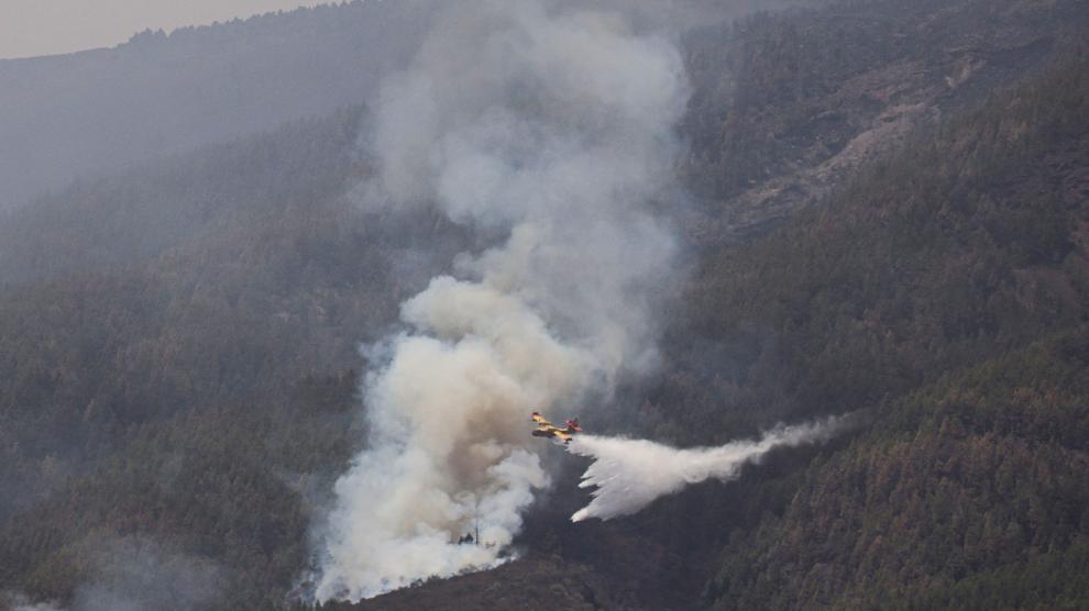 Un avión de bomberos descarga agua sobre Güímar, mientras los incendios forestales se salen de control en la isla de Tenerife.
