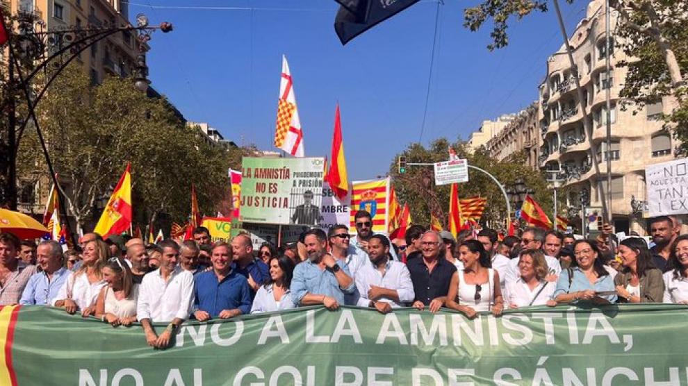 Nolasco en la manifestación de Barcelona, junto a otros políticos de Vox.