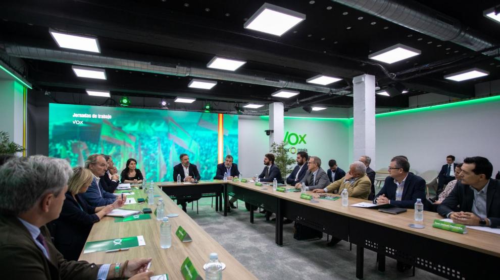 El líder de Vox, Santiago Abascal, se ha reunido con sus representantes autonómicos en la sede nacional del partido en Madrid