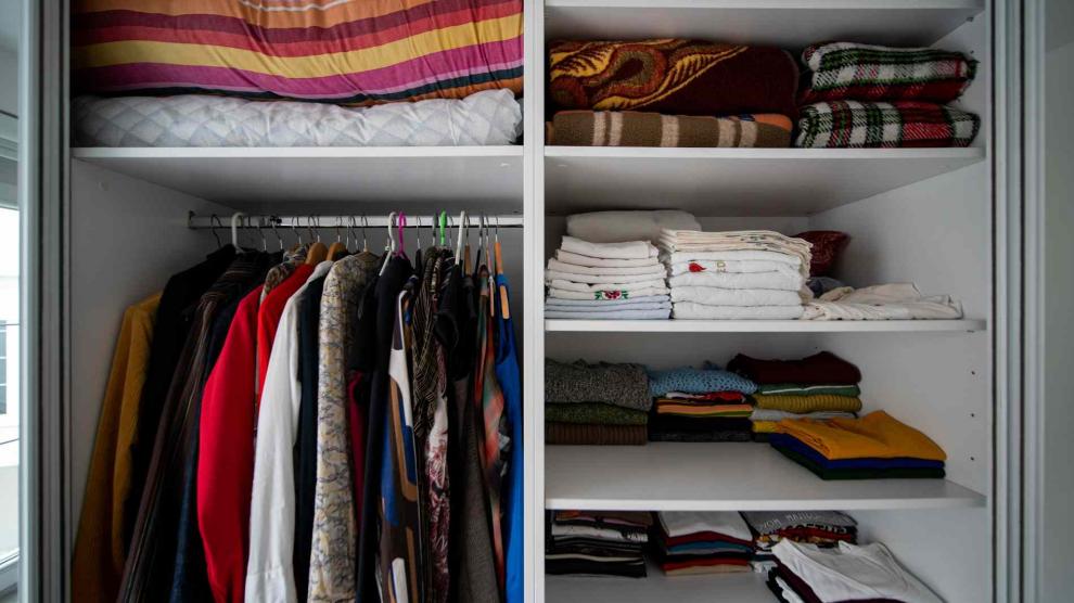 Así se ordena un armario para ganar espacio y olvidarse de colgar camisas,  según un método japonés