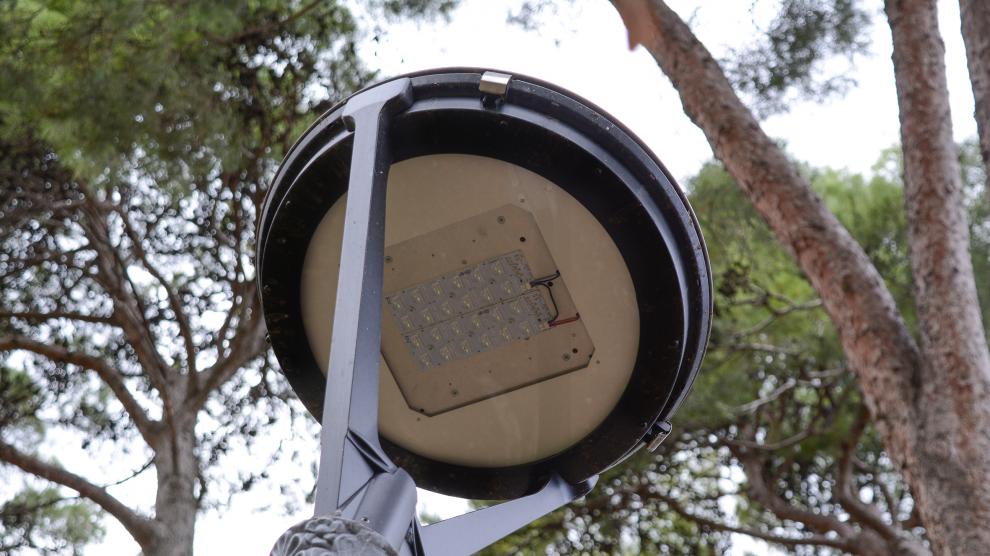 Una farola en un parque de Huesca con luminaria tipo LED.