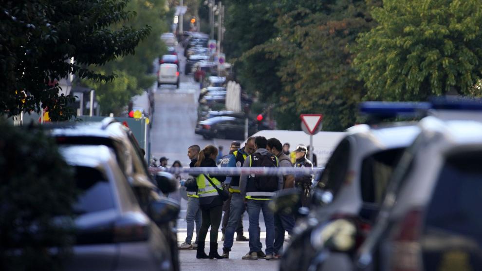 Agentes de la Policía Nacional en la zona donde se ha disparado al exlíder del Partido Popular de Cataluña y cofundador de Vox, Alejo Vidal-Quadras
