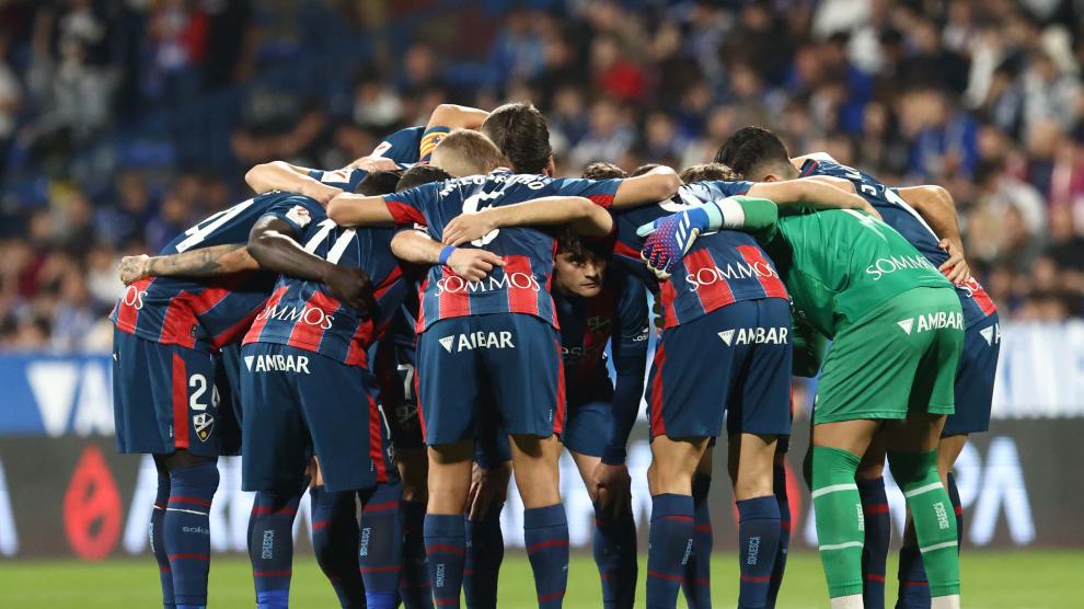 El equipo titular de la SD Huesca, reunido justo antes de empezar el partido con el Real Zaragoza.