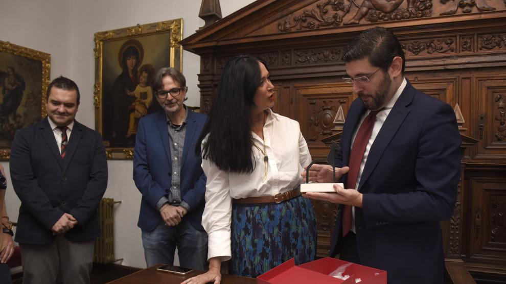 Nolasco junto a la alcaldesa de Huesca, Lorena Orduna. EL primero por la izquierda es Antonio Laborda.