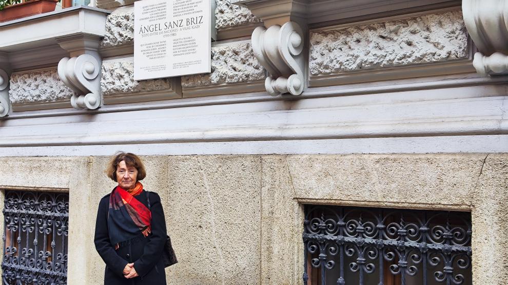 La historiadora y profesora (de español, portugués y ruso) Erzsébet Dobos ante la placa de la Embajada Española en Budapest.