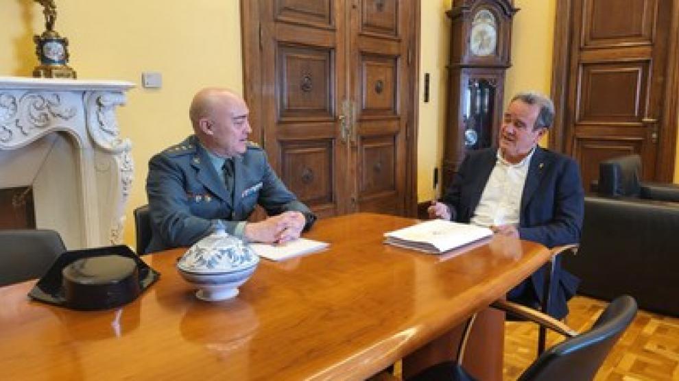 Reunión mantenida por el presidente de la DPZ, Juan Antonio Sánchez Quero, y el jefe de la Comandancia de la Guardia Civil en Zaragoza, Luis Germán Avilés.