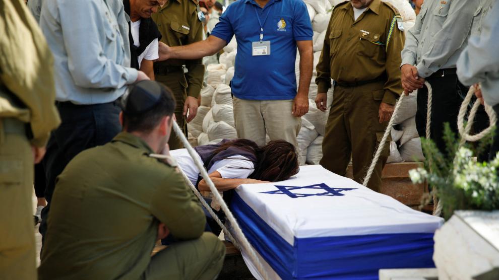 Familiares y amigos despiden al coronel israelí Asaf Hamami, que murió durante el ataque de Hamás