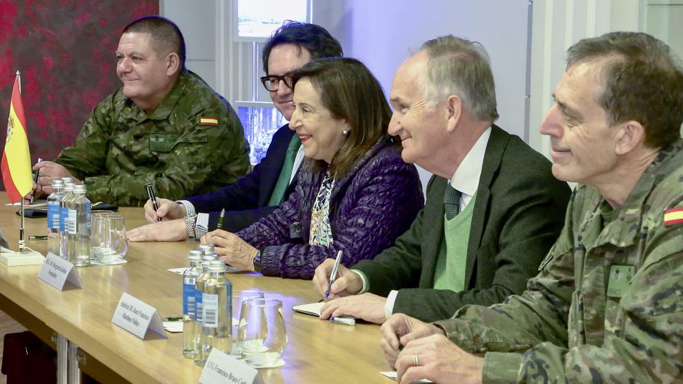 La ministra de Defensa española, Margarita Robles, se reunió este lunes con su homólogo, Andris Sprüds, con motivo de su viaje a Letonia