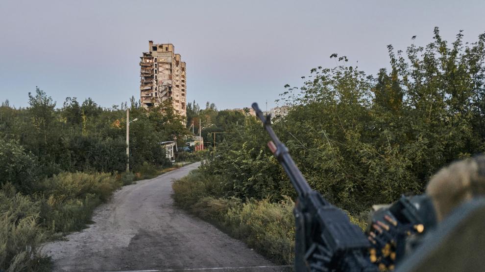 Un soldado ucraniano sentado en su posición en Avdiivka, región de Donetsk