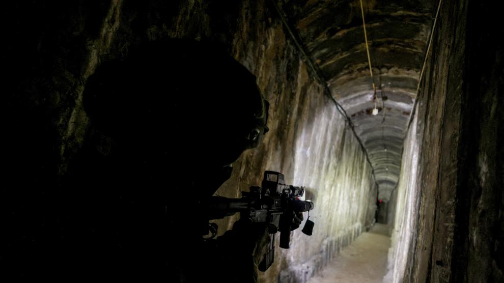 Un soldado israelí asegura un túnel debajo del hospital Al Shifa en la ciudad de Gaza, en medio de la operación terrestre en curso del ejército israelí contra el grupo islamista palestino Hamas, en el norte de la Franja de Gaza