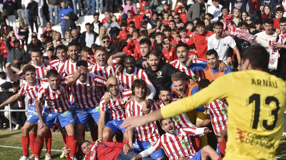 UD Almería - Página 3 Los-jugadores-del-barbastro-celebran-su-victoria-sobre-el-almeria