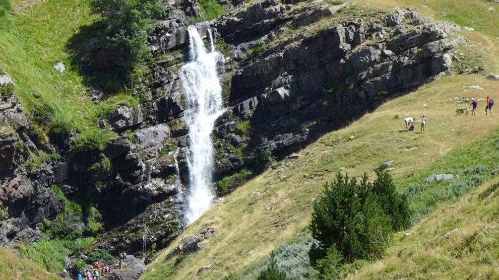 Esta ruta sencilla y familiar nos lleva a una cascada de lo más bonita y curiosa